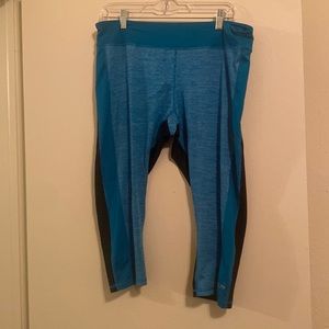 Women’ XXL Champion duo dry cropped capri leggings.